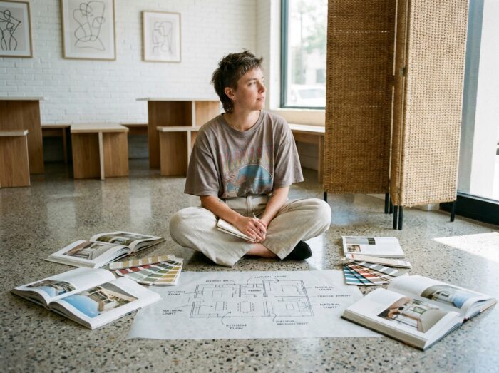 Profil créatif non conventionnel travaillant sur un projet d'architecture d'intérieur dans un espace de coworking contemporain