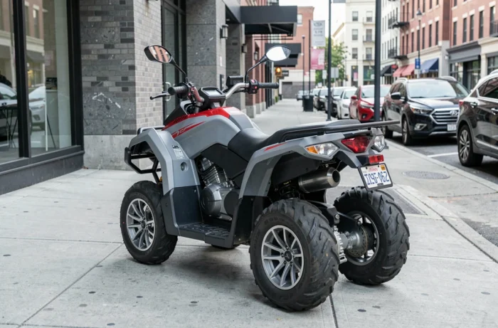 Quad homologué route garé en ville avec plaque d'immatriculation et équipements légaux visibles